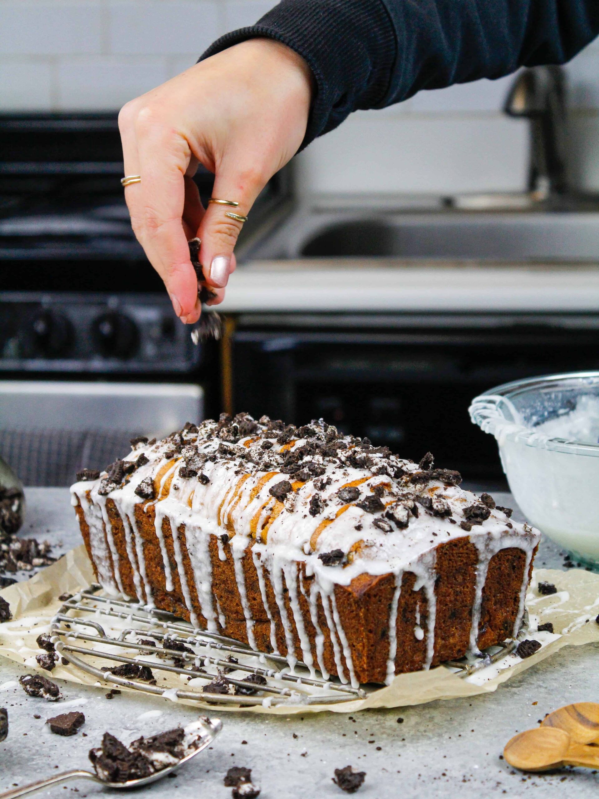 潮湿的奥利奥的形象香蕉面包加上切碎的奥利奥