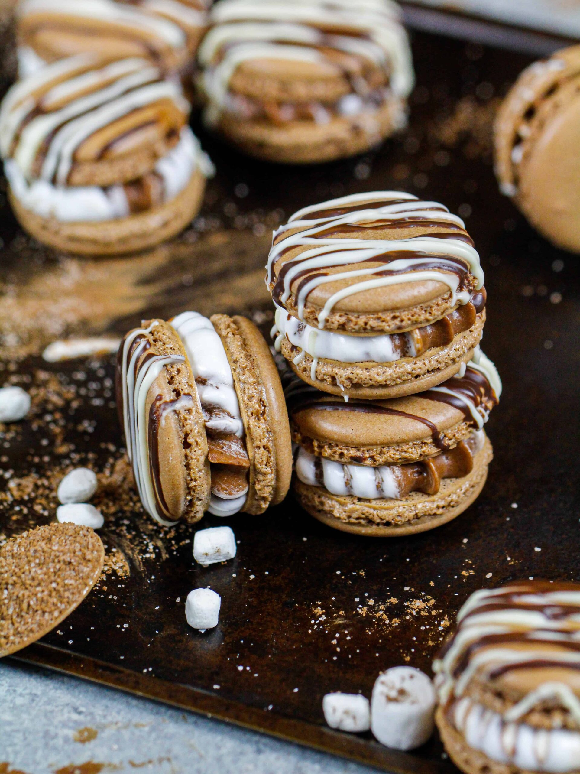 热可可马卡龙的形象充满了热可可和棉花糖奶油乳酪是一个托盘堆放包围迷你棉花糖