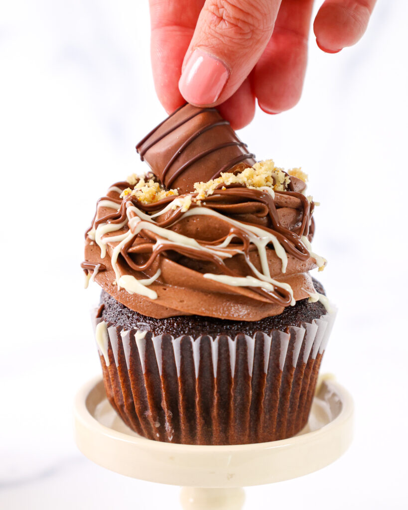 在Kinder Bueno纸杯蛋糕上方按下迷你Kinder Bueno酒吧的图像