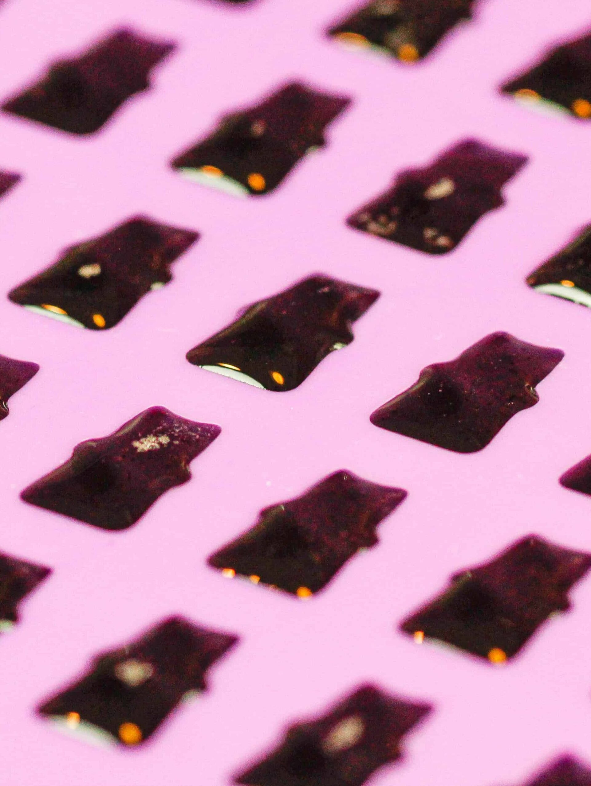 软糖熊模具的图像充满了健康的软糖熊混合物，果汁和蜂蜜制成