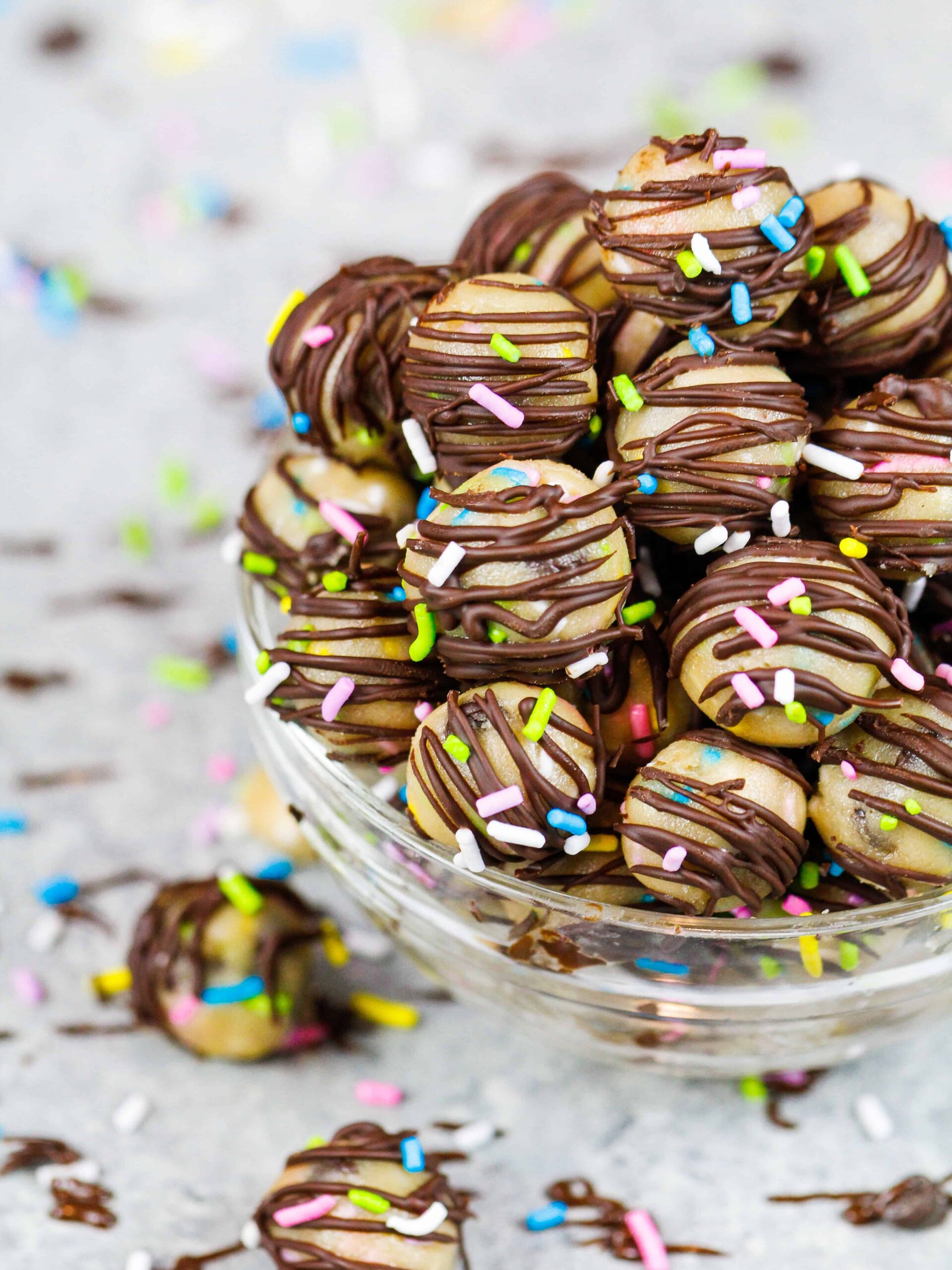 丝架上的可食用饼干面团的图像，淋上了融化的巧克力