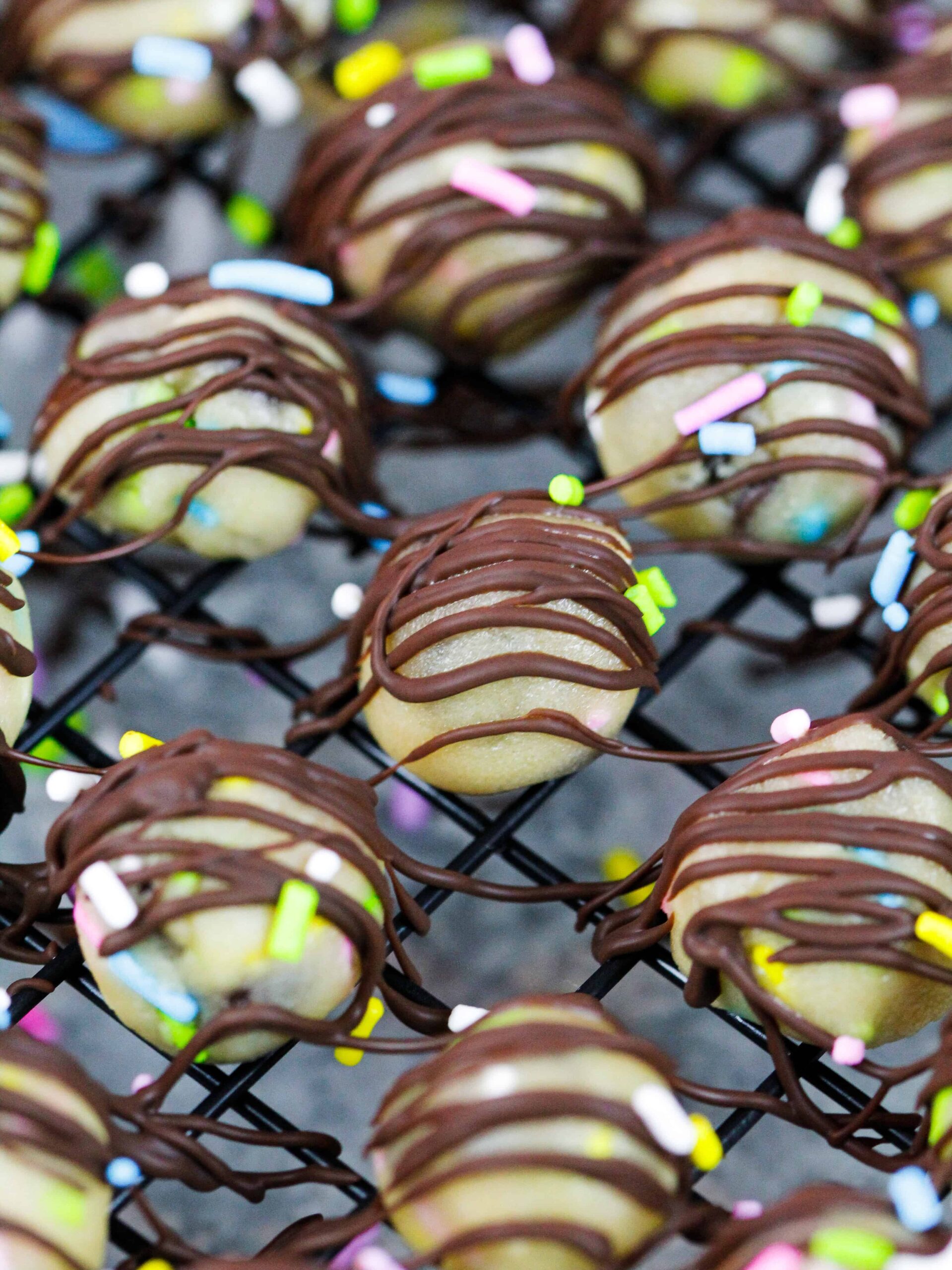 可食用的饼干面团叮咬的图像，可以制成无麸质和纯素食主义者