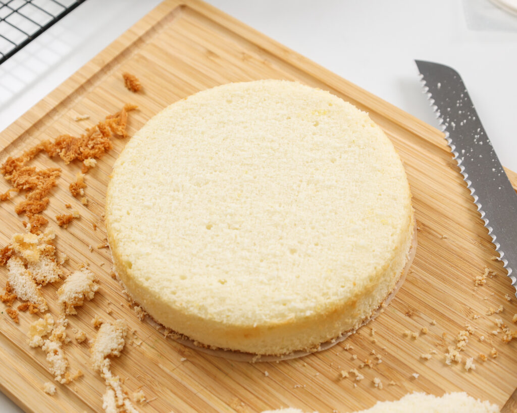 蓬松的白色蛋糕层的图像，该蛋糕层已升级并准备堆叠