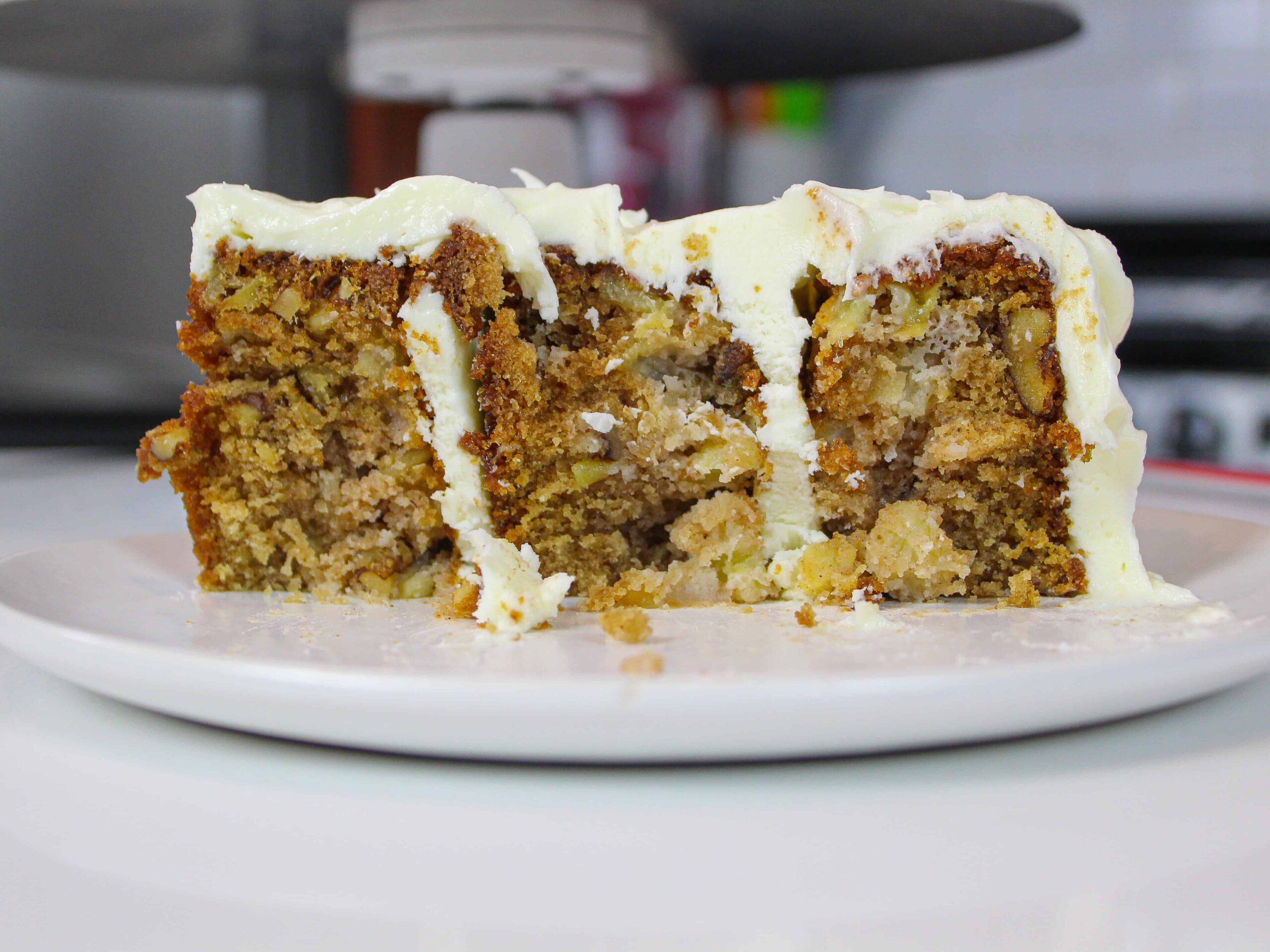 老式的苹果蛋糕切片的图像，咬住了以显示层的湿润