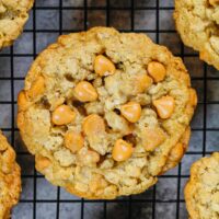 燕麦片的苏格兰威士忌图像，这些苏格兰威士忌在电线架上冷却