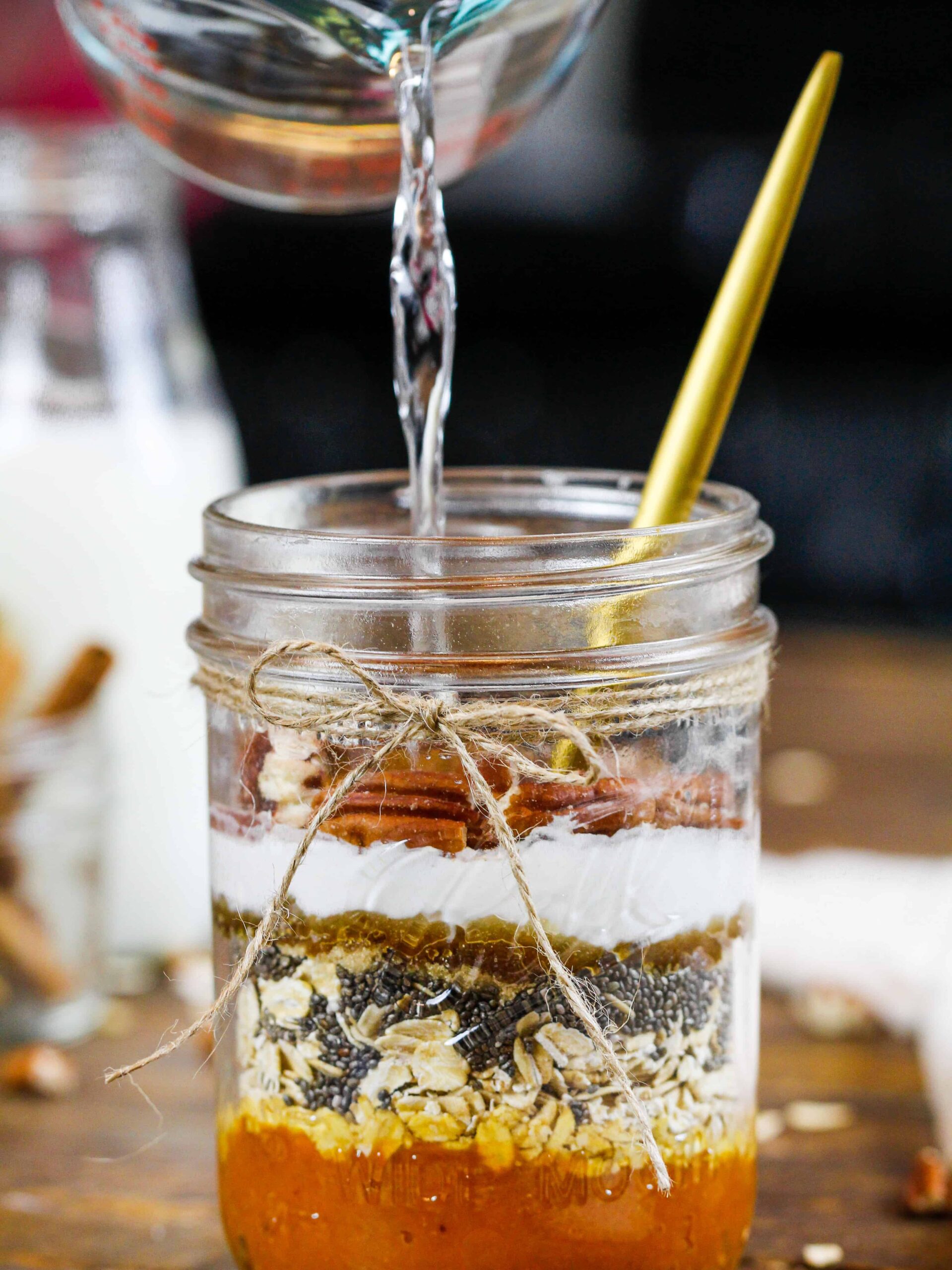 形象一夜之间南瓜燕麦成分的mason jar被注满水。