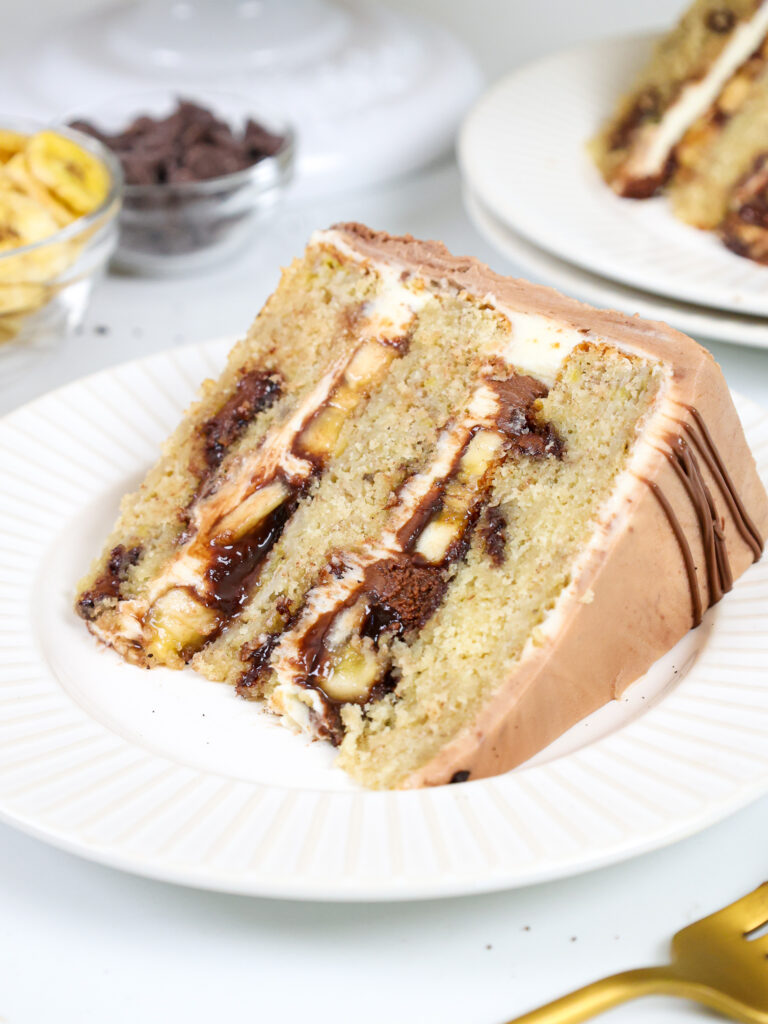 一片香蕉的形象能多益蛋糕在盘子里