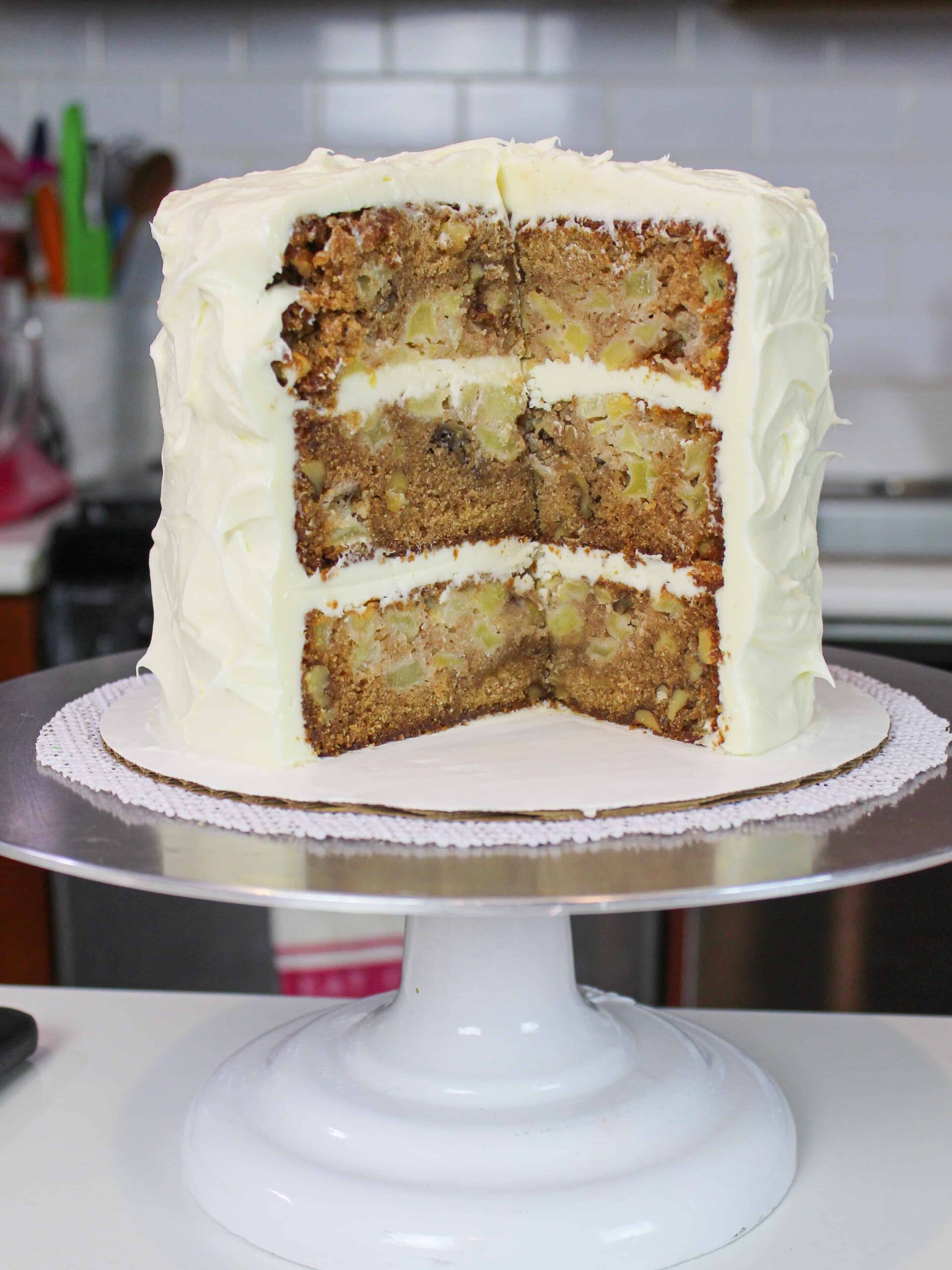 磨砂老式苹果层蛋糕的图像，上面撒上奶油奶酪糖霜