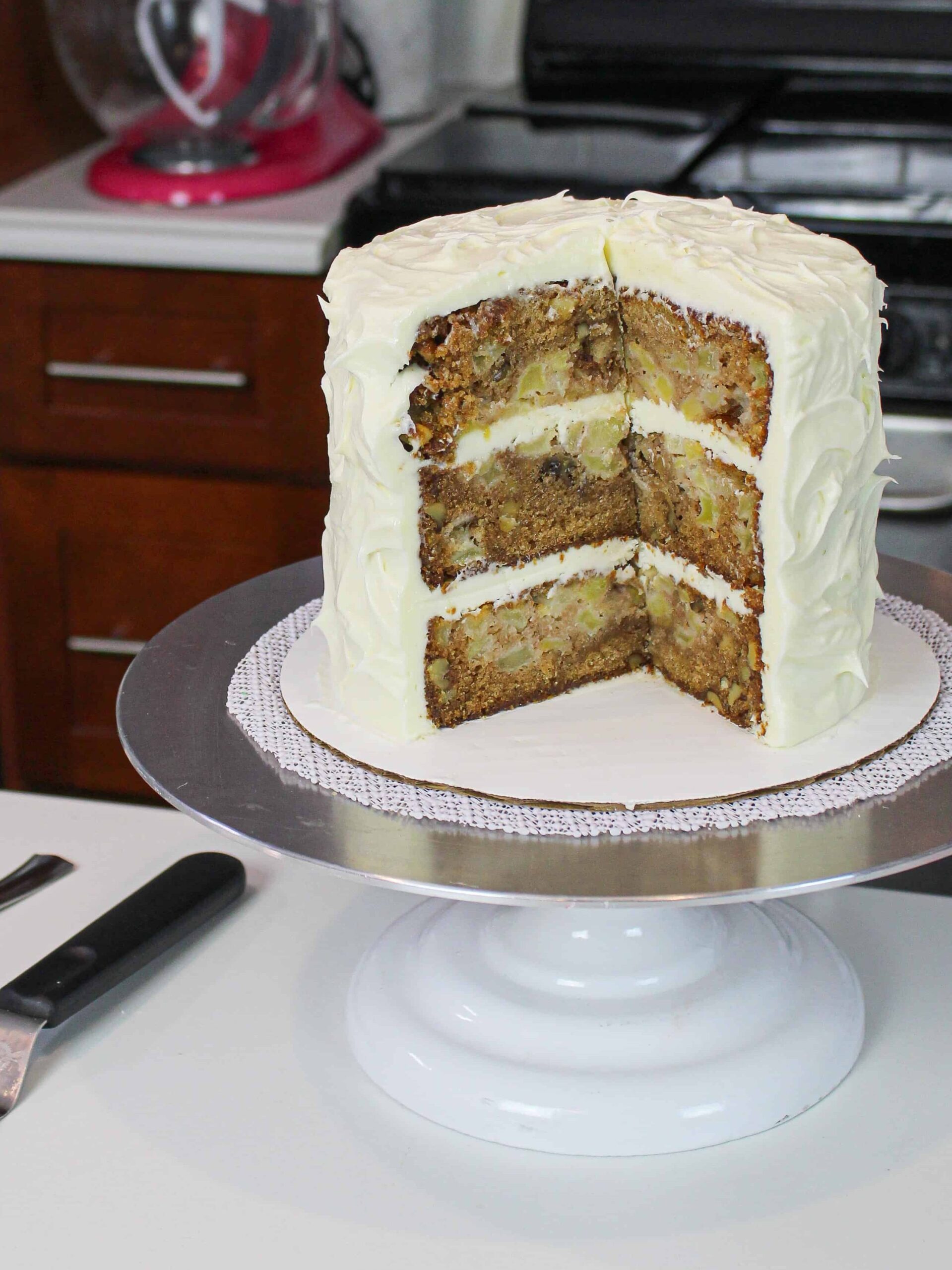 切成薄片的老式苹果蛋糕的图像，磨砂奶油糖霜