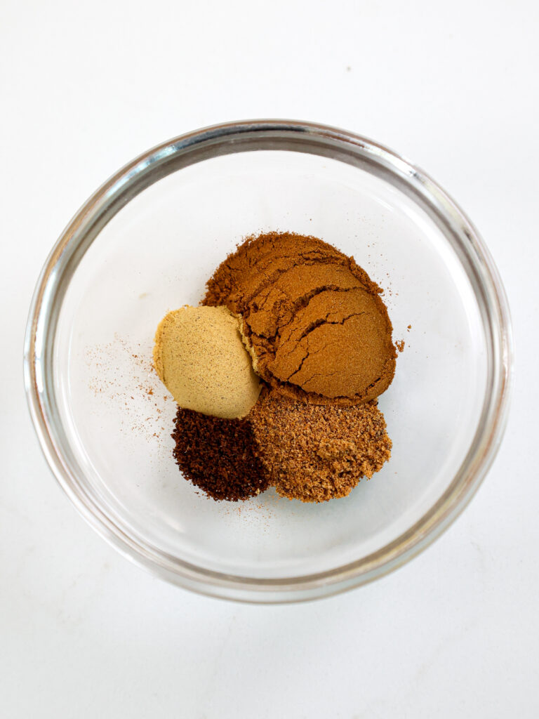 碗中温暖的香料的图像