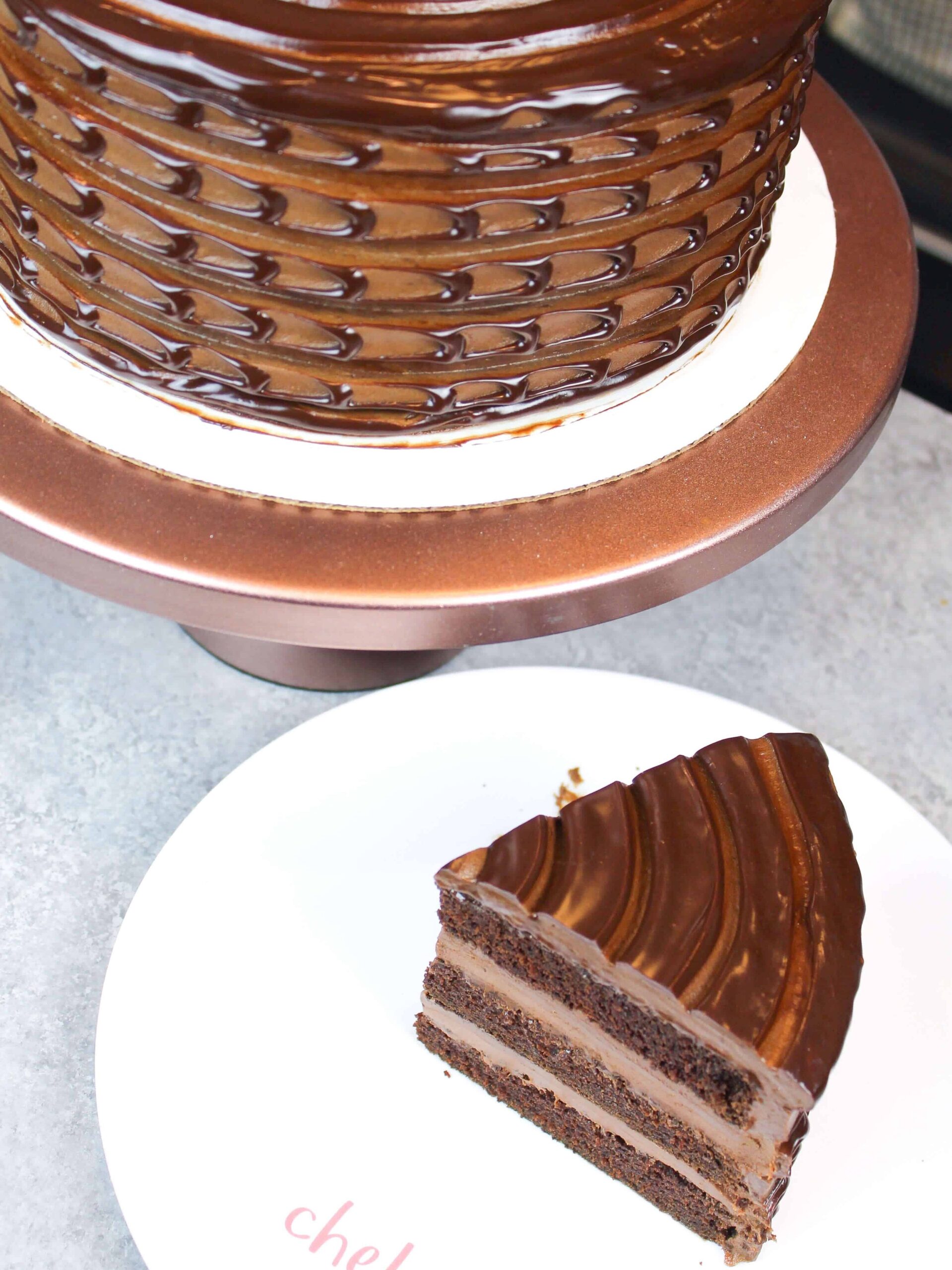 Baileys巧克力蛋糕的照片，充满了Baileys巧克力Ganache，并配以Baileys巧克力奶油