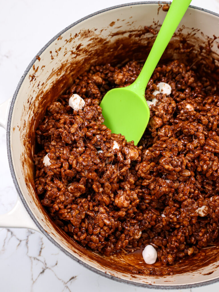 在大锅中制作的巧克力克里斯皮的图像