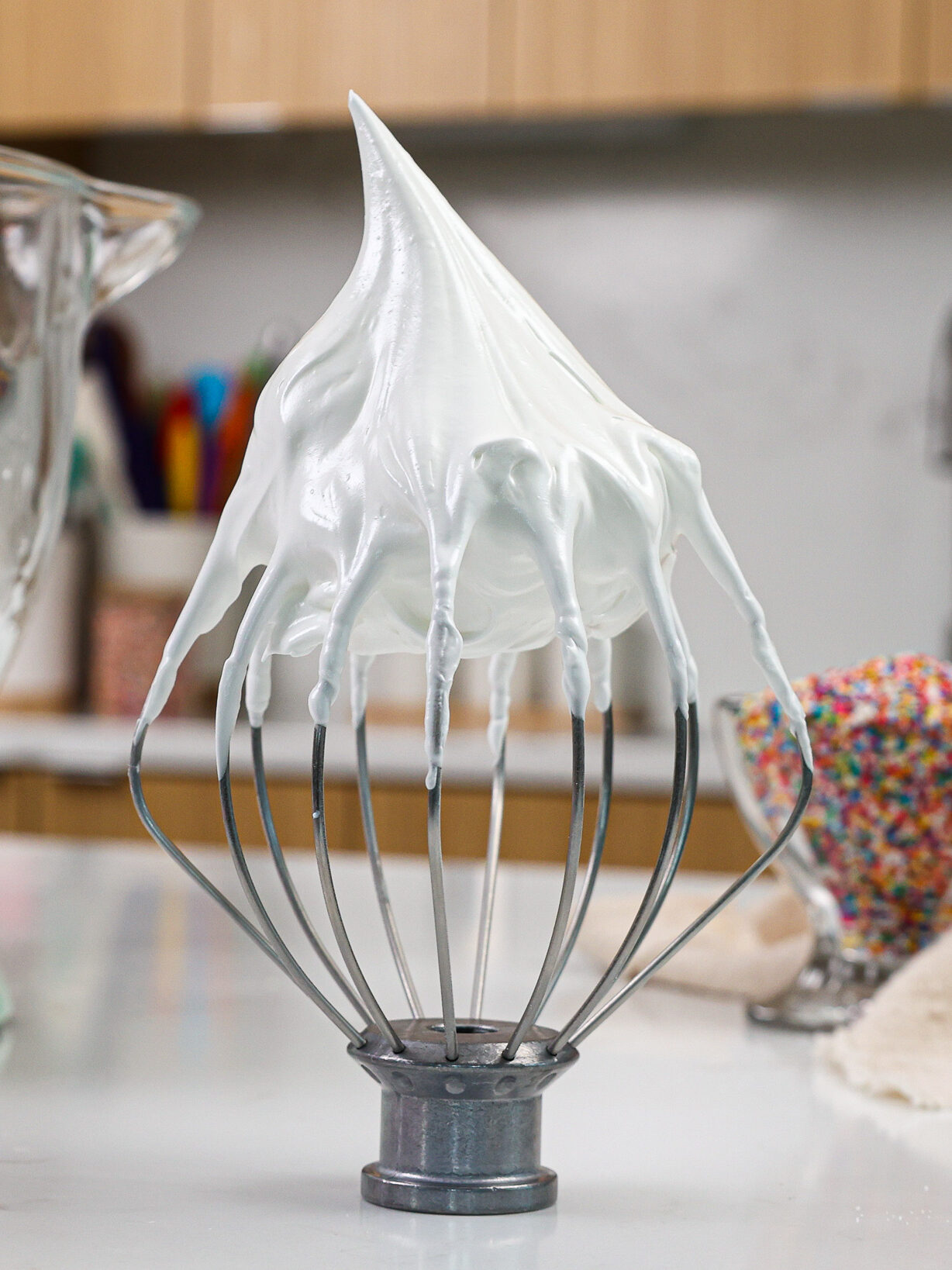 图像闪亮的酥皮和已僵硬的高峰阶段做马卡龙