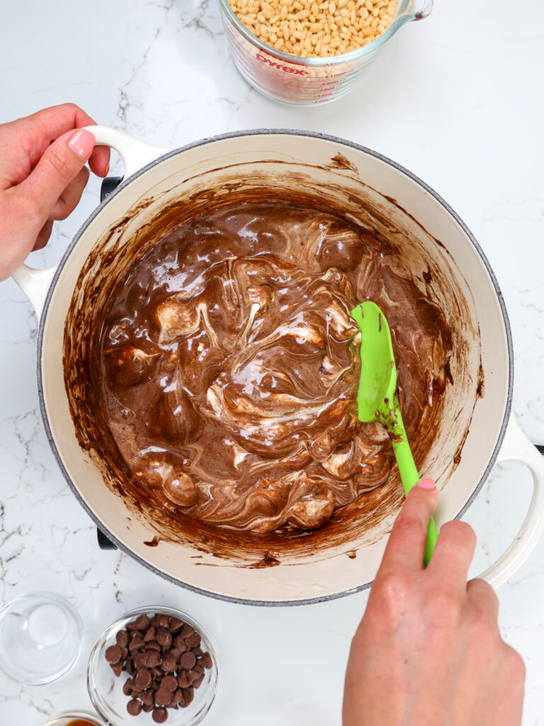 棉花糖和可可粉的图像在白色荷兰烤箱中融化