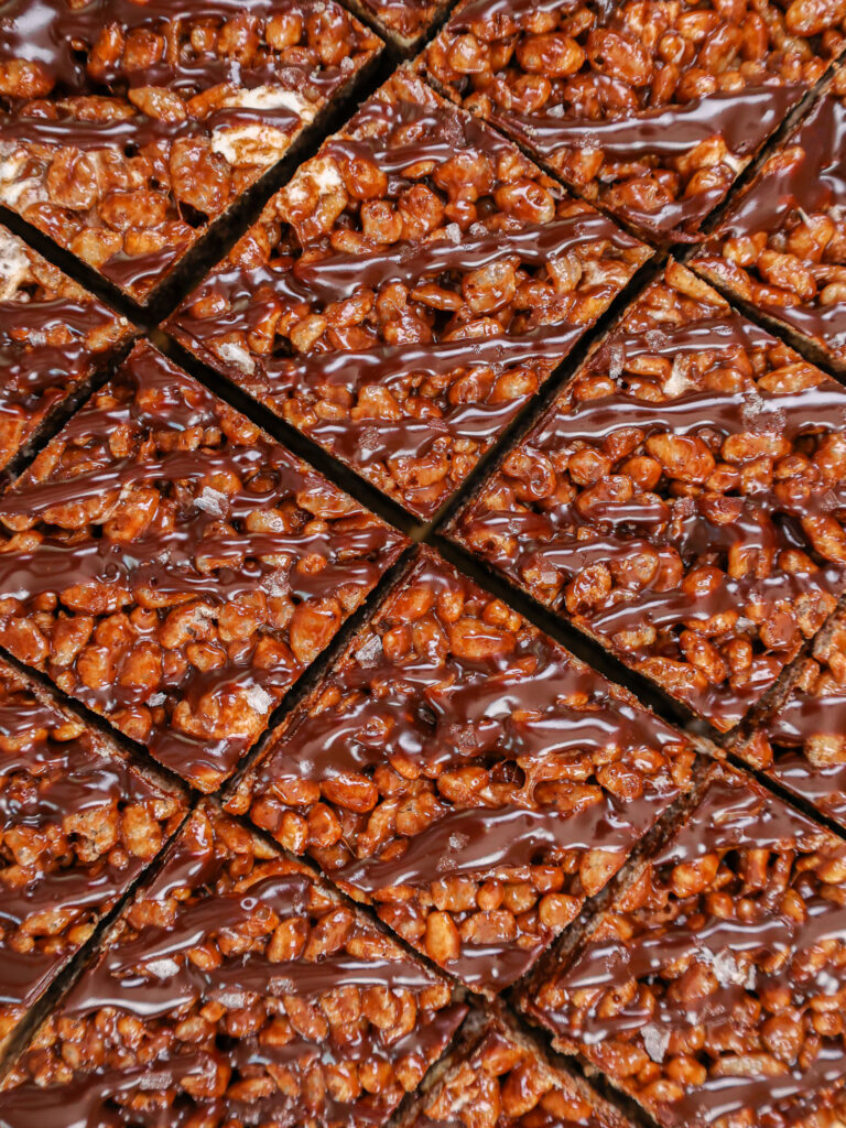 巧克力大米krispie零食的图像已被切成正方形