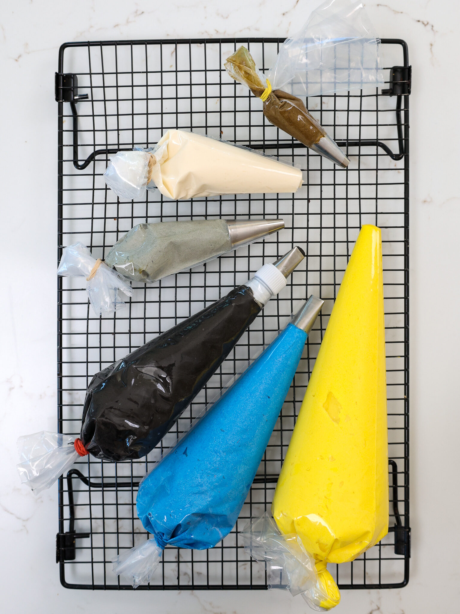 用凝胶食品着色并放在管道袋中的糖霜的图像