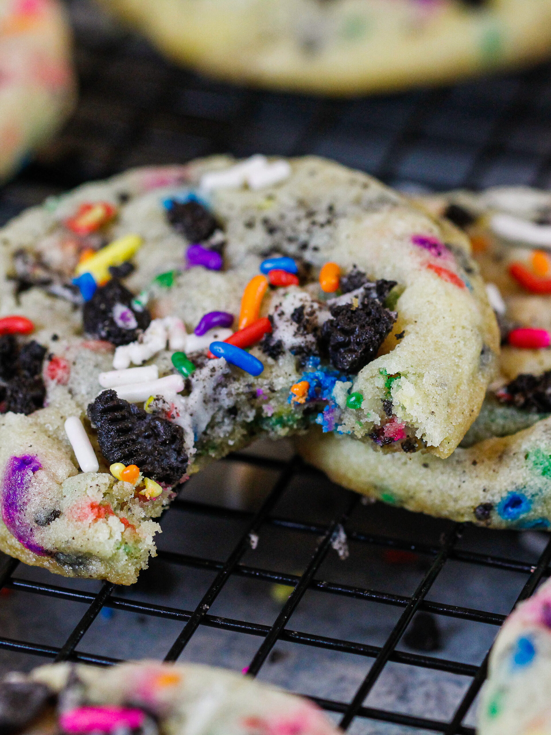 被咬的Funfetti Oreo cookie的图像显示它有多柔软