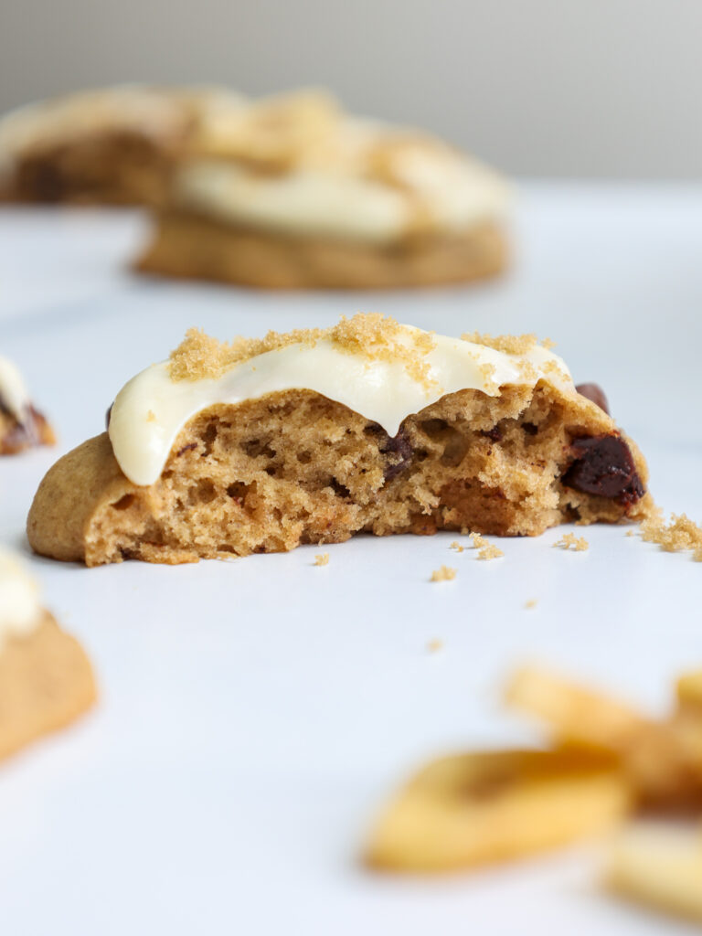 柔软的香蕉曲奇的图像被咬伤以显示其超柔软质地