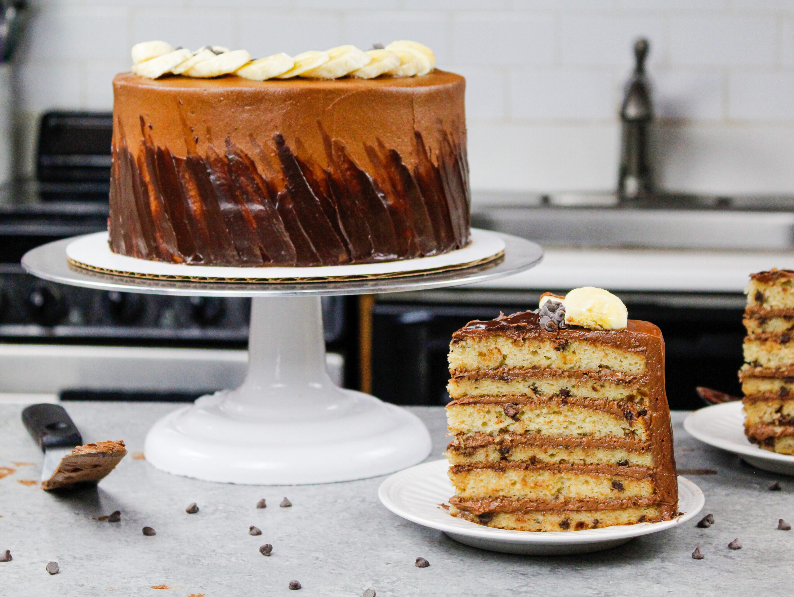 一片巧克力片香蕉蛋糕的图像，里面充满了美味的巧克力奶油糖霜