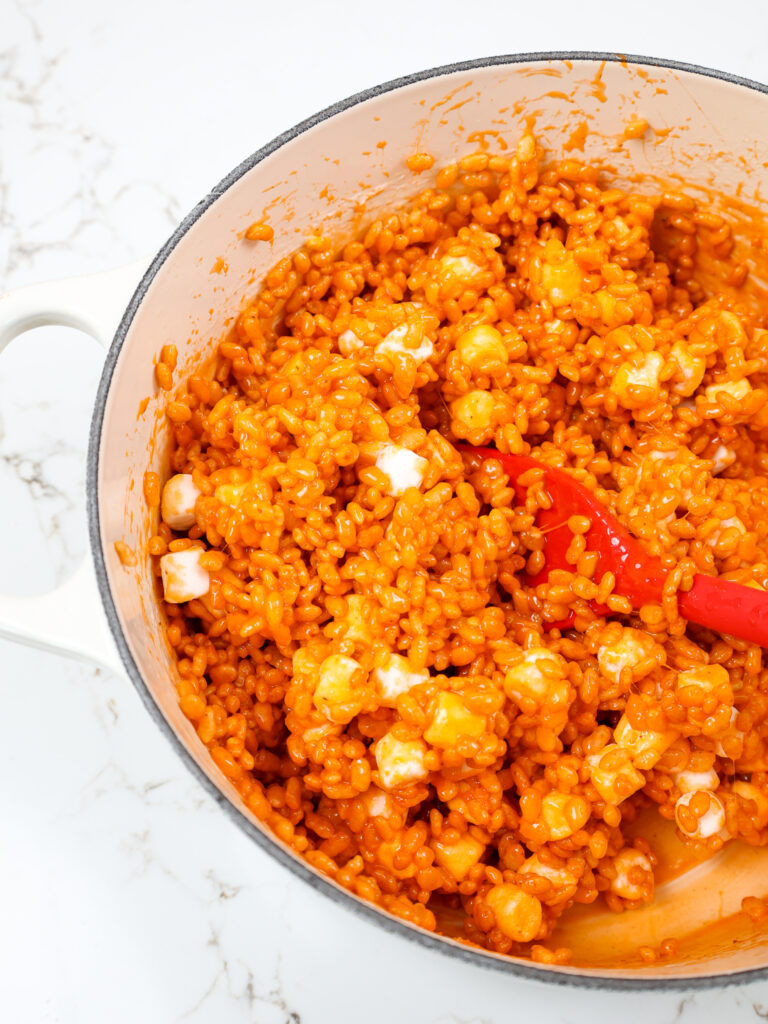 南瓜大米kripsies的图像混合在一个带迷你棉花糖的大锅中