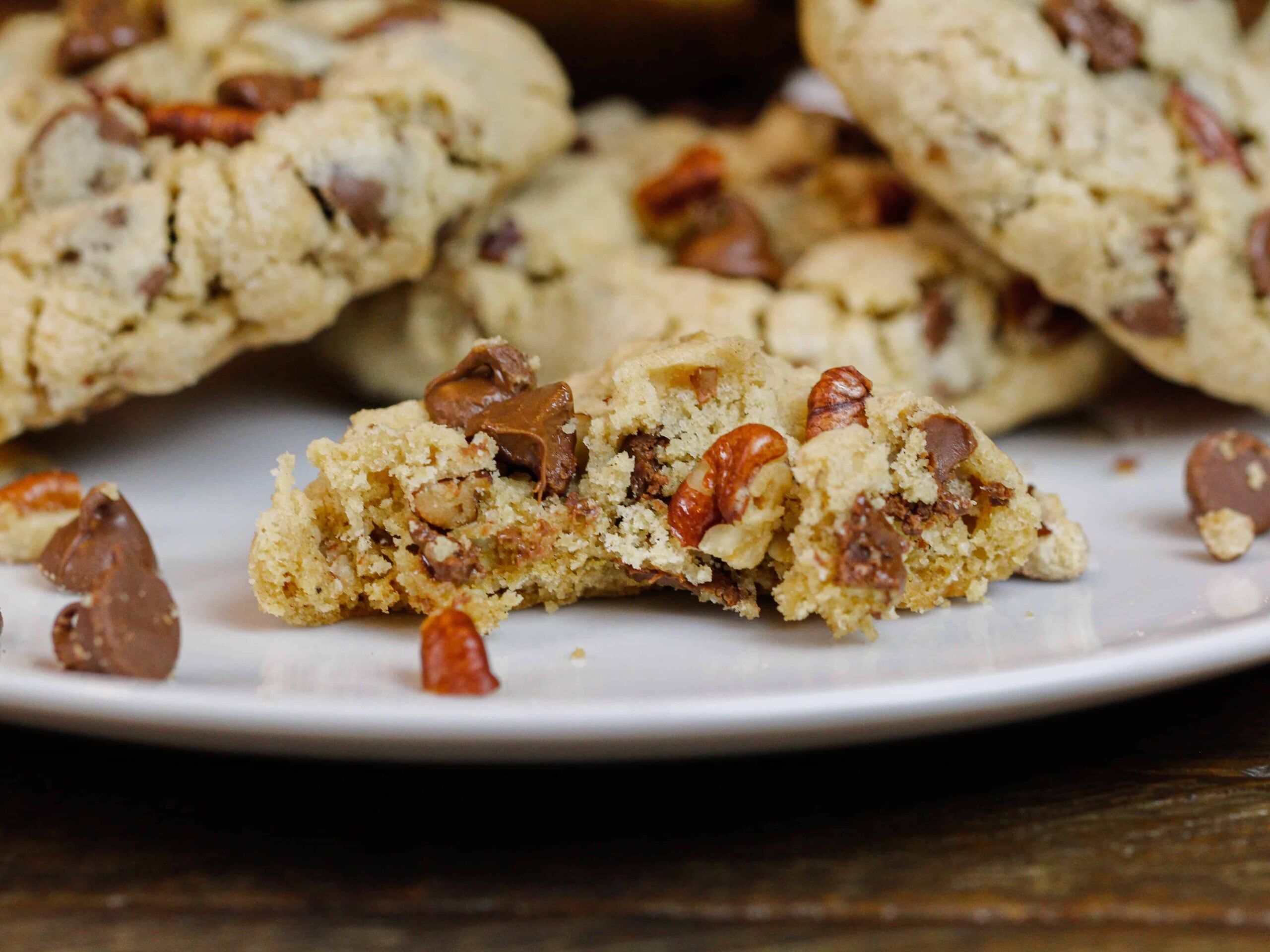 的形象有点逸林酒店巧克力饼干在盘子里