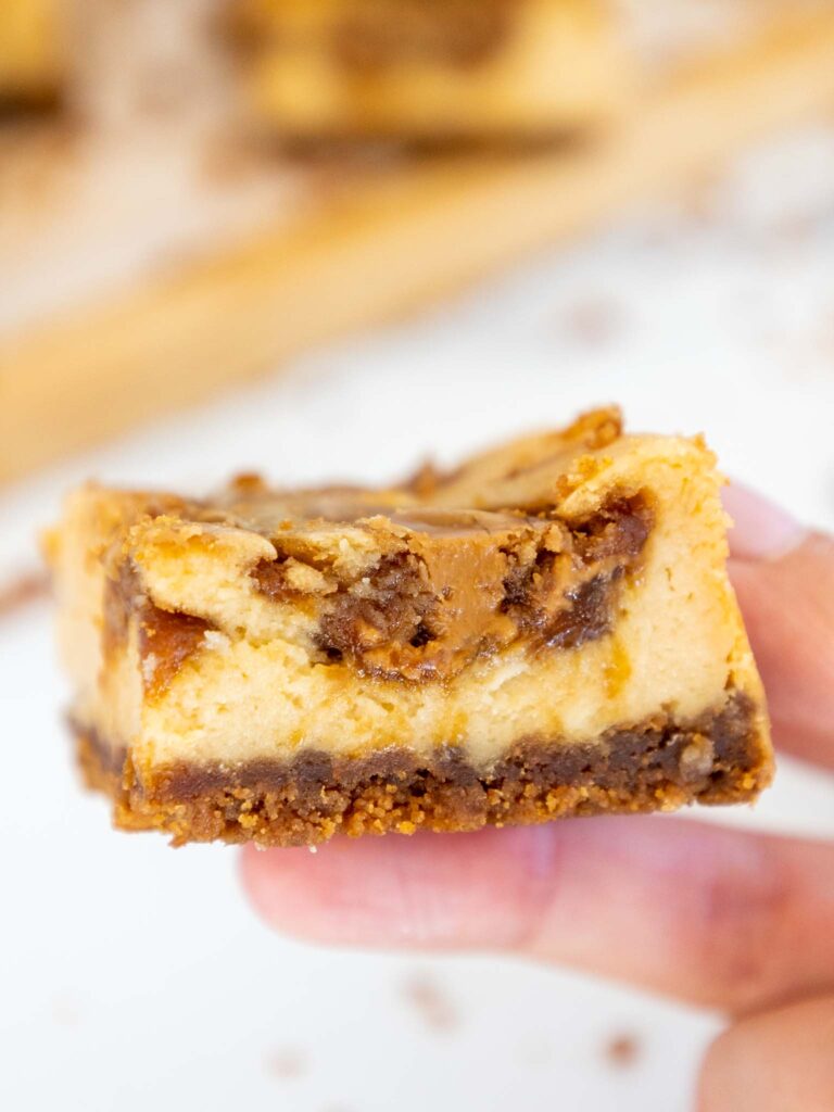 举起BiScoff芝士蛋糕广场的图像显示其横截面