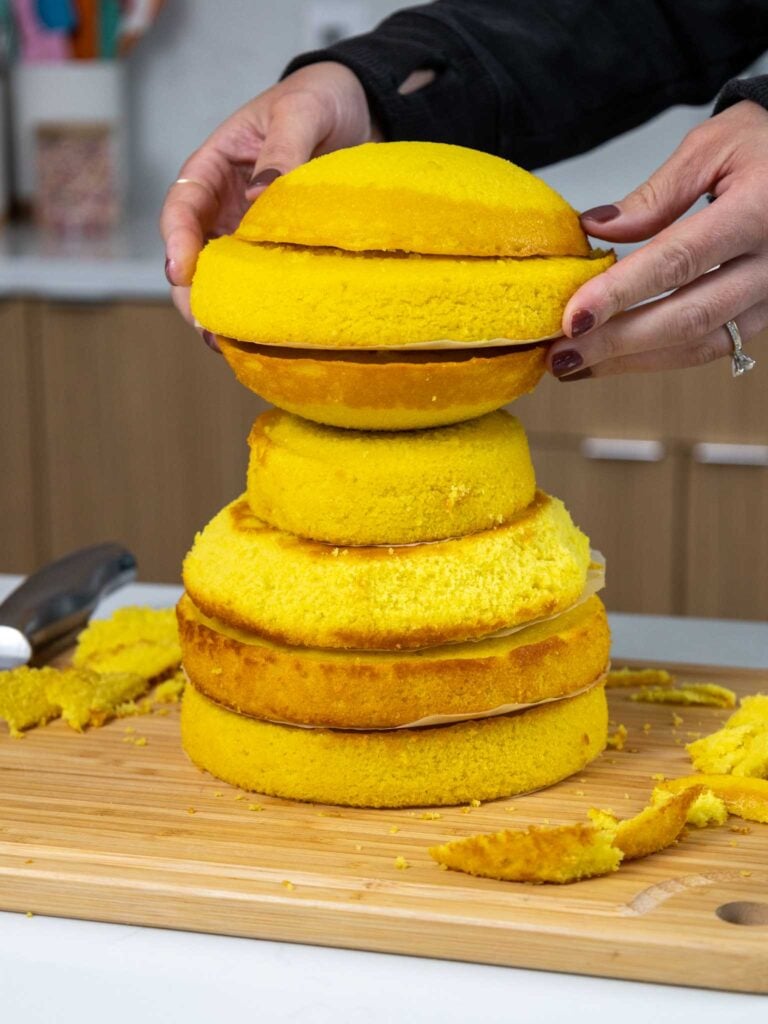 黄饼层堆叠和修剪的形象让狮子生日蛋糕