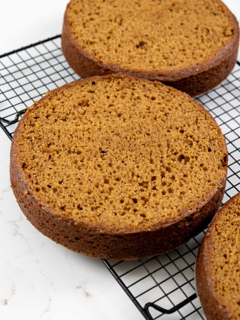 柔软的姜饼蛋糕层被夷为平地的形象用锯齿刀