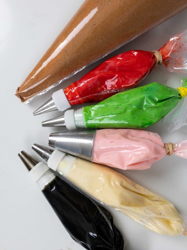 涂有彩色的奶油奶油的图像使姜饼人蛋糕