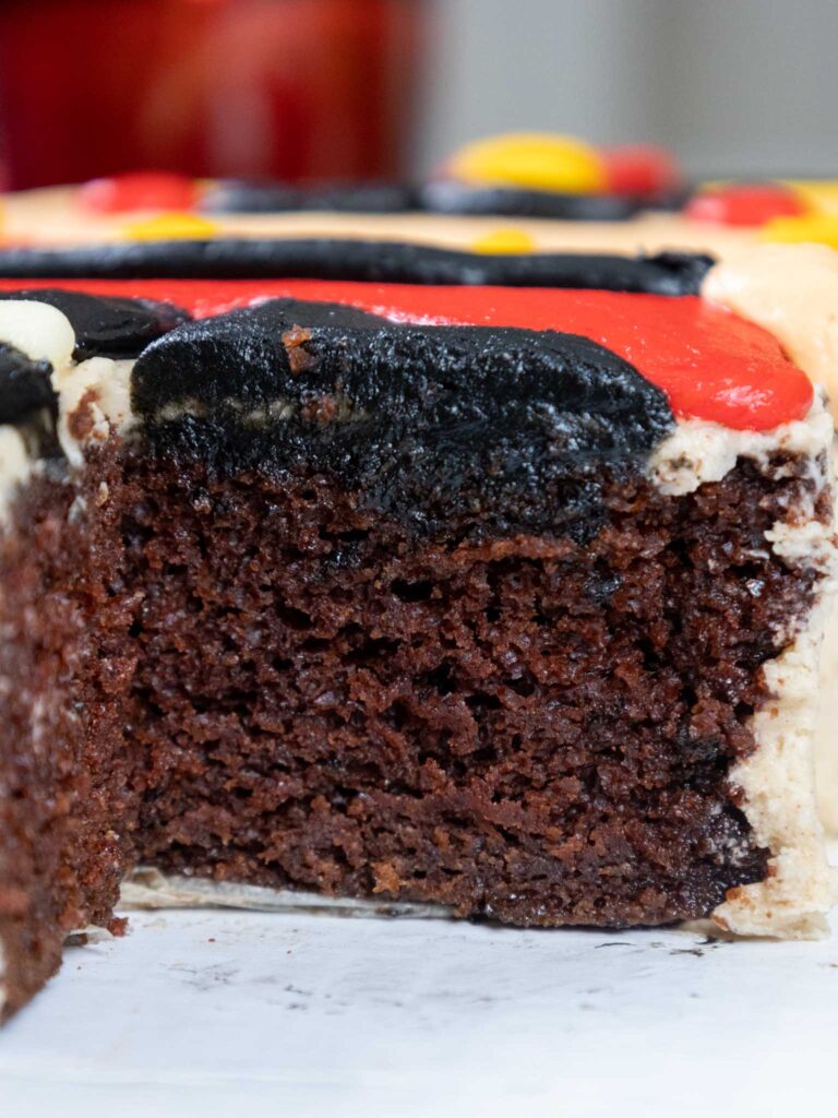 图像的一个巧克力蛋糕被切成展示潮湿和温柔