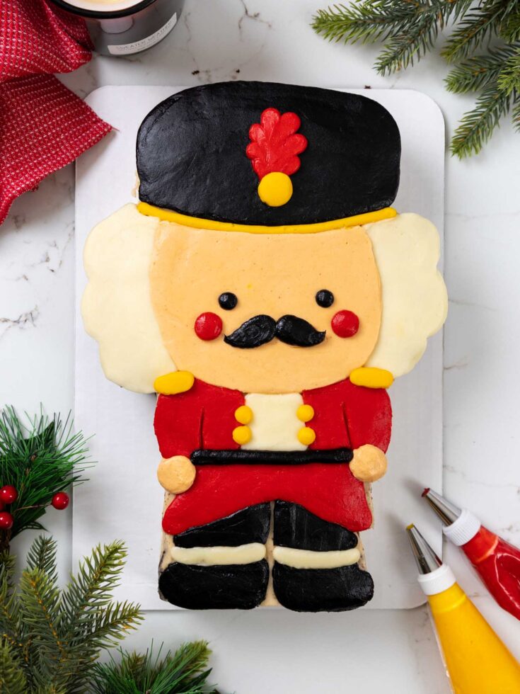 的形象可爱的胡桃夹子用自制奶油乳酪蛋糕磨砂