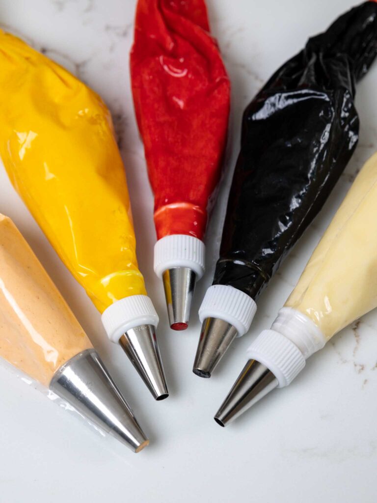 图像的彩色的奶油乳酪和放置在管道袋装饰一个胡桃夹子蛋糕