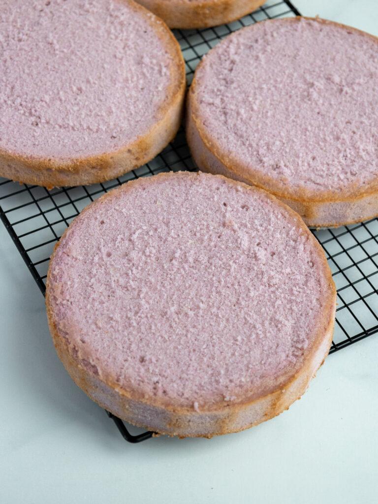 用锯齿刀平整的伯爵灰薰衣草蛋糕层的图像