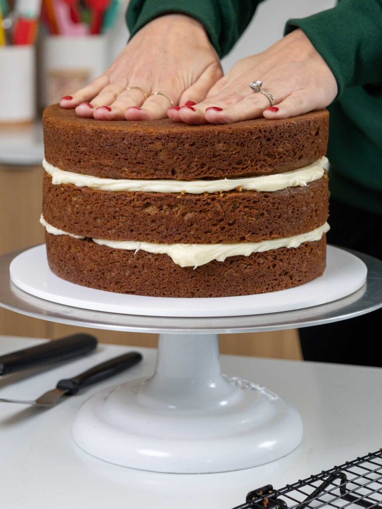 姜饼的形象被堆满了奶油芝士奶油乳酪蛋糕层