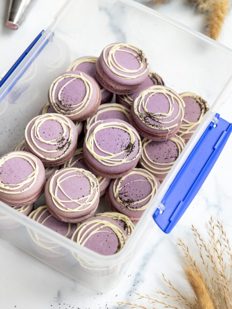 密封容器中伯爵灰色马卡龙的图像